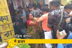 पश्चिम बंगाल के बैरकपुर में बीजेपी और टीएमसी कार्यकर्ताओं में झड़प पश्चिम बंगाल के बैरकपुर में बीजेपी और टीएमसी कार्यकर्ताओं में झड़प