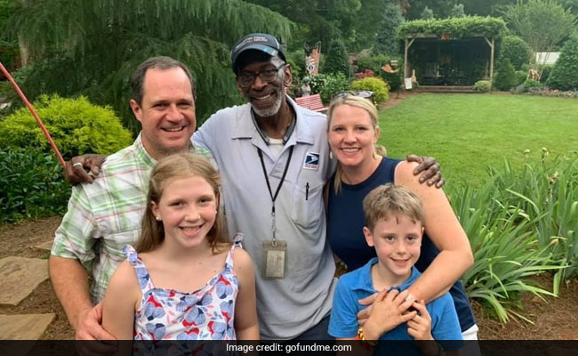 Postman Retires After 35 Years, Gets A Hawaiian Surprise From Strangers