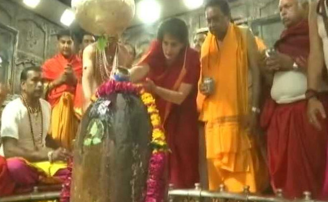 Elections 2019 - Priyanka Gandhi Prays At Mahakaleshwar Temple In Ujjain Before Last Phase Of Voting