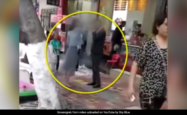 BF ने नहीं दिलाया स्मार्टफोन तो गर्लफ्रेंड ने बीच सड़क जड़े 52 बार थप्पड़, जमकर काटा बवाल, देखें VIDEO