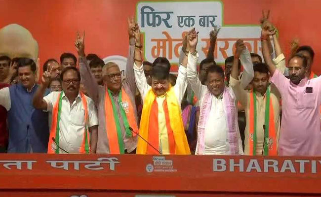 पश्चिम बंगाल में ममता सरकार को बड़ा झटका, TMC के 2 विधायक सहित 50 पार्षद BJP में शामिल