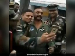 विंग कमांडर अभिनंदन का वायरल हो रहा नया VIDEO, सेल्फी की होड़ के बीच लगे 'भारत माता की जय' के नारे विंग कमांडर अभिनंदन का वायरल हो रहा नया VIDEO, सेल्फी की होड़ के बीच लगे 'भारत माता की जय' के नारे