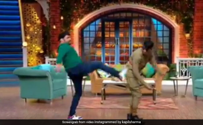 कपिल के शो पर हुआ कुछ ऐसा कि कॉमेडी किंग ने चंदू को जमा दी किक, देखें मजेदार Video