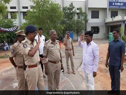 इंस्पेक्टर से बन गया सांसद, दिखा EX-बॉस तो झट से मारा सैल्यूट, देखते रह गए लोग इंस्पेक्टर से बन गया सांसद, दिखा EX-बॉस तो झट से मारा सैल्यूट, देखते रह गए लोग