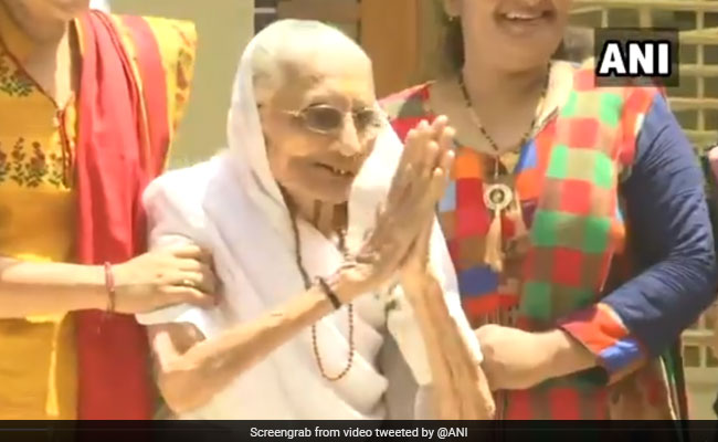 Election Results: पीएम नरेंद्र मोदी की मां को देख लगे हर-हर मोदी, घर-घर मोदी के नारे, हीराबेन ने जोड़े हाथ... देखें VIDEO