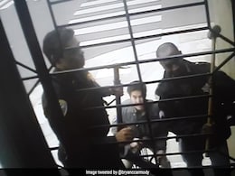 Cops Raid Home Of US Journalist Who Refused To Reveal His Source Cops Raid Home Of US Journalist Who Refused To Reveal His Source