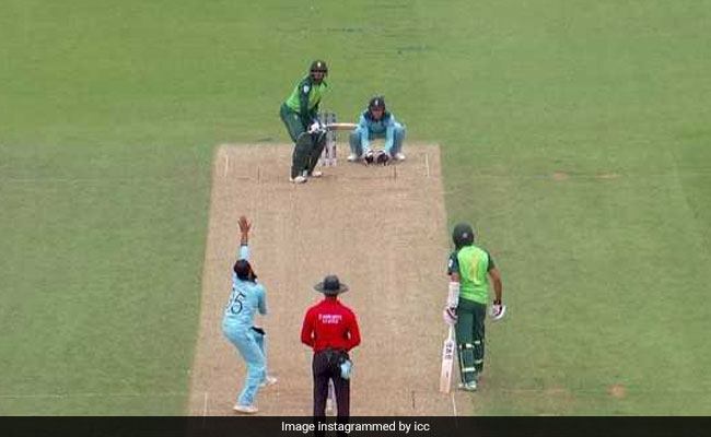 VIDEO: अंग्रेज खिलाड़ी ने लिया एक हाथ से कैच, ICC ने कहा- कभी देखा ऐसा कैच, फैन्स बोले- 'IPL में बहुत देखा है...'