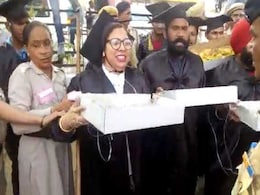 चुनाव 2019: PM की रैली के पास 'इंजीनियरिंग और लॉ ग्रेजुएट' बेच रहे थे 'मोदी पकौड़े', उठाकर ले गई पुलिस, देखें VIDEO चुनाव 2019: PM की रैली के पास 'इंजीनियरिंग और लॉ ग्रेजुएट' बेच रहे थे 'मोदी पकौड़े', उठाकर ले गई पुलिस, देखें VIDEO