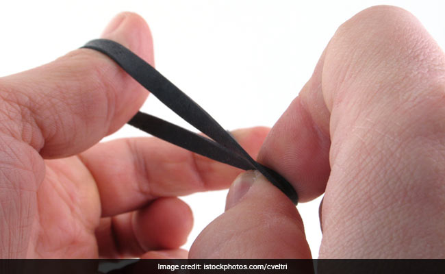 सड़क पर गलती से गिरी रबड़ बैंड, पुलिस ने देखा तो गंदगी फैलाने के जुर्म में दे दी ऐसी सज़ा...