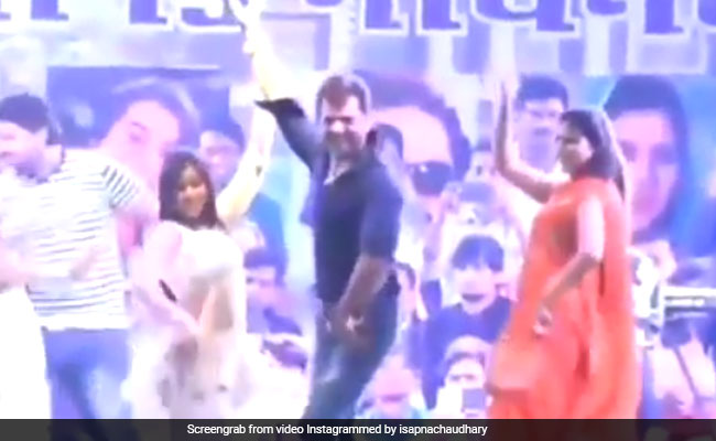 Sapna Choudhary ने खेसारी लाल यादव संग स्टेज पर किया धमाकेदार डांस, Video ने उड़ाया गरदा