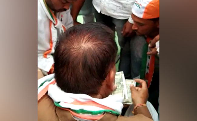 मध्यप्रदेश : हार्दिक पटेल की जनसभा के बाद नोट बांटते हुए दिखे कांग्रेस के नेता