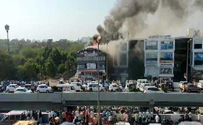Surat Fire: सूरत के तक्षशिला कॉम्प्लेक्स में भीषण आग, 20 की मौत, कइयों ने जान बचाने के लिए लगाई छलांग