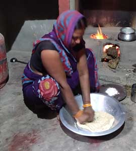 Despite PM's <i>Ujjwala Yojana</i>, Many In UP Villages Still Cooking On Stoves