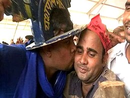 जब चुनावी रैली में बसपा के कार्यकर्ता ने समाजवादी पार्टी समर्थक को किया 'किस'...देखें - VIDEO जब चुनावी रैली में बसपा के कार्यकर्ता ने समाजवादी पार्टी समर्थक को किया 'किस'...देखें - VIDEO