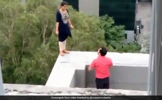 नौकरी से निकाला तो बिल्डिंग की 7वीं मंजिल पर जा चढ़ी लड़की, फिर हुआ कुछ ऐसा- देखें Video