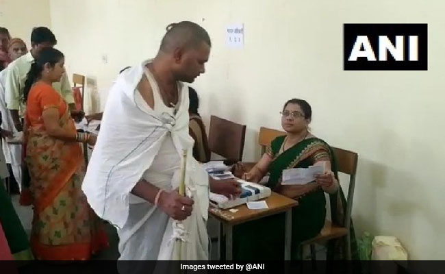 लोकतंत्र के पर्व का अनोखा रंग, पिता का अंतिम संस्कार पूरा कर सीधे वोट डालने पहुंचा शख्स