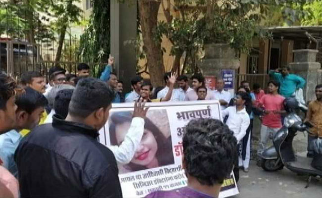 मेडिकल छात्रा की आत्महत्या के बाद अस्पताल प्रशासन पर उठे सवाल, 3 सीनियर्स पर प्रताड़ित करने का आरोप मेडिकल छात्रा की आत्महत्या के बाद अस्पताल प्रशासन पर उठे सवाल, 3 सीनियर्स पर प्रताड़ित करने का आरोप