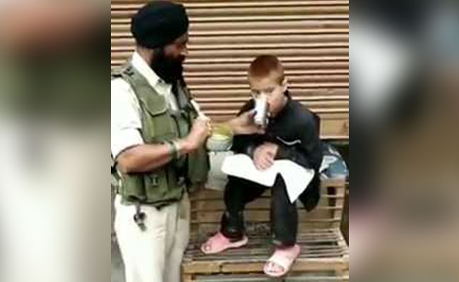 CRPF जवान ने भूखे लकवाग्रस्त बच्चे को खिलाया खाना, कुमार विश्वास ने कही दिल छू लेने वाली बात