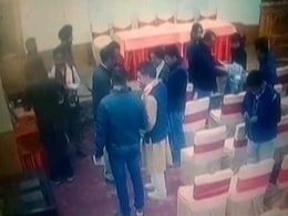 जम्मू-कश्मीर के BJP प्रमुख सहित अन्य नेताओं के खिलाफ FIR दर्ज, पत्रकारों ने लगाया था पैसों से भरे लिफाफे देने का आरोप जम्मू-कश्मीर के BJP प्रमुख सहित अन्य नेताओं के खिलाफ FIR दर्ज, पत्रकारों ने लगाया था पैसों से भरे लिफाफे देने का आरोप