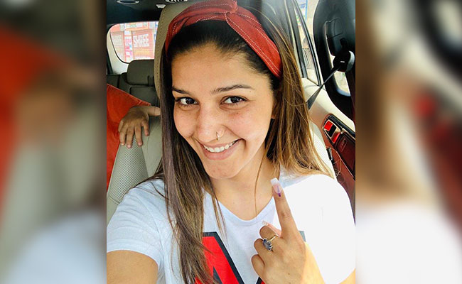 Sapna Chaudhary Votes In Delhi, Flaunts Inked Finger