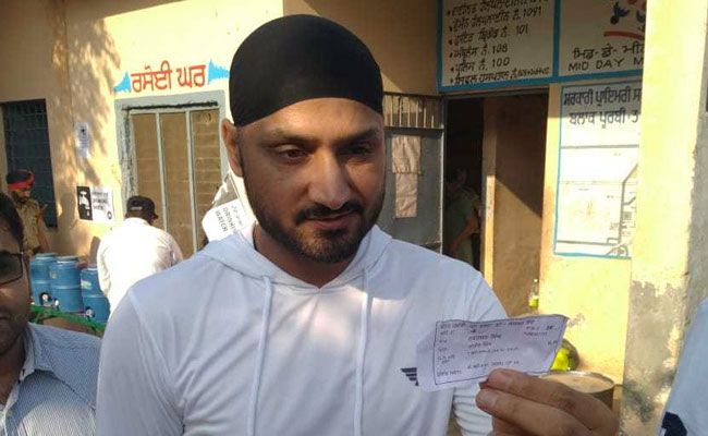 Lok Sabha Polls: Harbhajan Singh Votes in Jalandhar, Rules Out Entry Into Politics