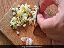 Kitchen Hacks: How To Remove Garlic Smell From Utensils And Your Hands After Cooking Kitchen Hacks: How To Remove Garlic Smell From Utensils And Your Hands After Cooking