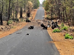 महाराष्ट्र के गढ़चिरौली में नक्सलियों ने IED ब्लास्ट कर पुलिस की गाड़ी उड़ाई, 16 जवान शहीद महाराष्ट्र के गढ़चिरौली में नक्सलियों ने IED ब्लास्ट कर पुलिस की गाड़ी उड़ाई, 16 जवान शहीद