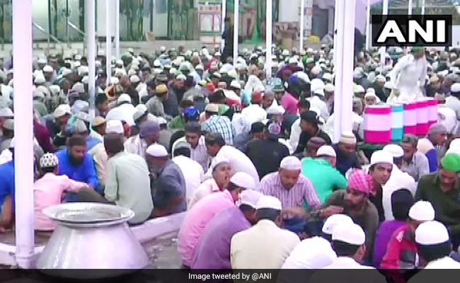 Ramadan 2019: Hindus, Muslims Unite At Gujarat Dargah For <i>Iftar</i>, Say "It Is For All"