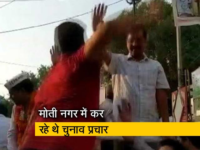 रोड शो के दौरान केजरीवाल को शख्‍स ने मारा थप्‍पड़