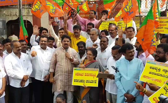 Lingayat Letter Controversy: BJP Leaders Stage Protest Against Karnataka Minister In Lingayat Letter Row