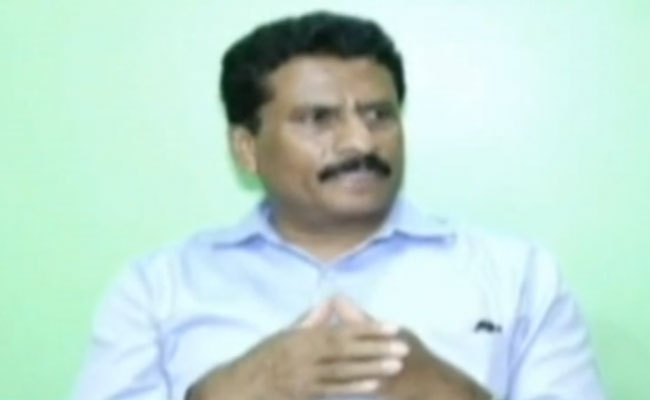 कर्नाटक  : गठबंधन में दरार, जेडीएस विधायक सुरेश गौड़ा का आरोप कांग्रेस कार्यकर्ताओं ने बीजेपी को वोट दिया