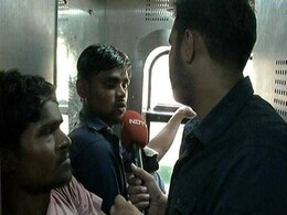 वोट डालने के लिए ट्रेन के टॉयलेट में 20 घंटे खड़े होकर सफर कर रहे यात्री, बताया- आखिर क्यों जरूरी है मतदान?- देखें Video वोट डालने के लिए ट्रेन के टॉयलेट में 20 घंटे खड़े होकर सफर कर रहे यात्री, बताया- आखिर क्यों जरूरी है मतदान?- देखें Video