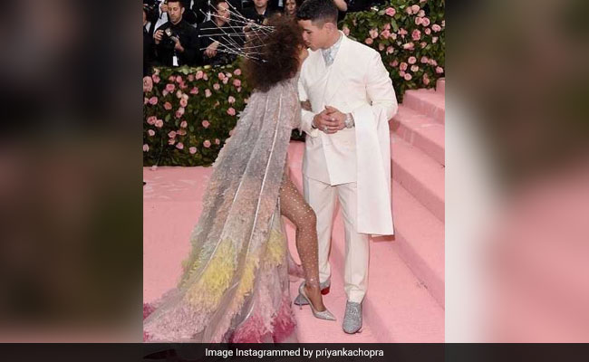 Met Gala 2019: Priyanka Chopra And Nick Jonas 'Sneaked In' A Kiss At The Red Carpet
