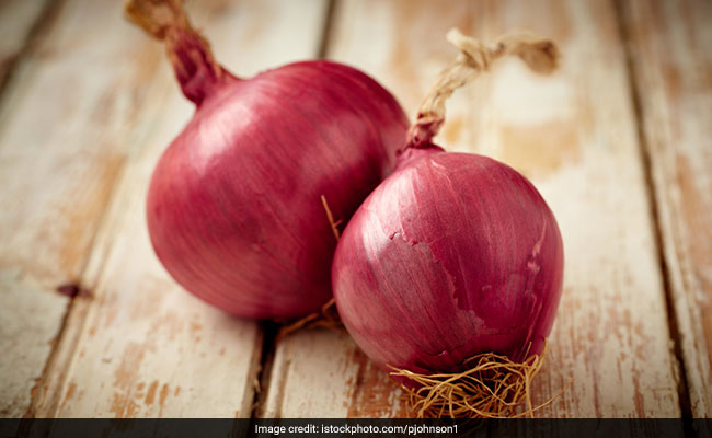 Onion Tea: Try This <i>Desi Nuskha</i> To Ease Your Sore Throat In A Jiffy