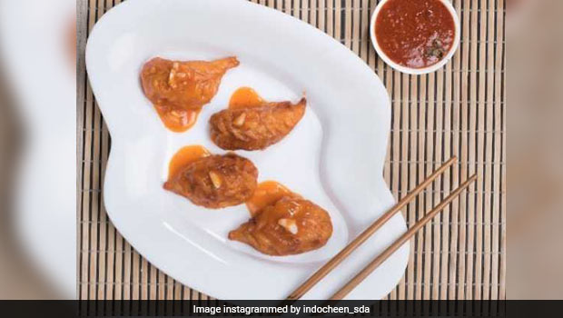 Grab Those Tissues! These Red Chilli Garlic Tossed Momos In SDA Market Are Super Spicy