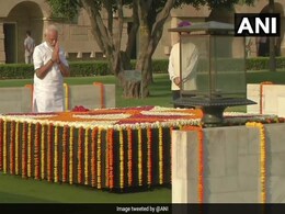 PM पद की शपथ लेने से पहले नरेंद्र मोदी ने महात्मा गांधी और अटल बिहारी वाजपेयी को दी श्रद्धांजलि, शहीदों को किया नमन PM पद की शपथ लेने से पहले नरेंद्र मोदी ने महात्मा गांधी और अटल बिहारी वाजपेयी को दी श्रद्धांजलि, शहीदों को किया नमन