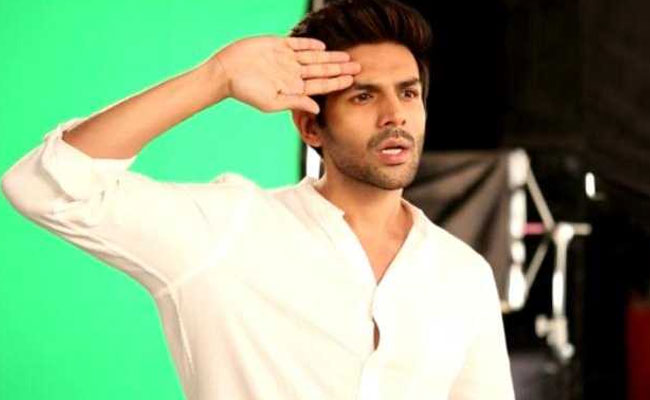 कार्तिक आर्यन ने पुलवामा शहीदों को दी श्रद्धांजलि, शूट किया Video