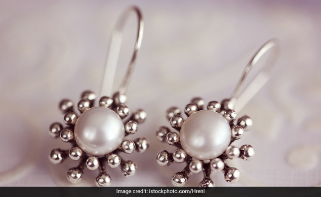 8 Pretty Pearl Earrings To Add Elegance To Your Casual Style