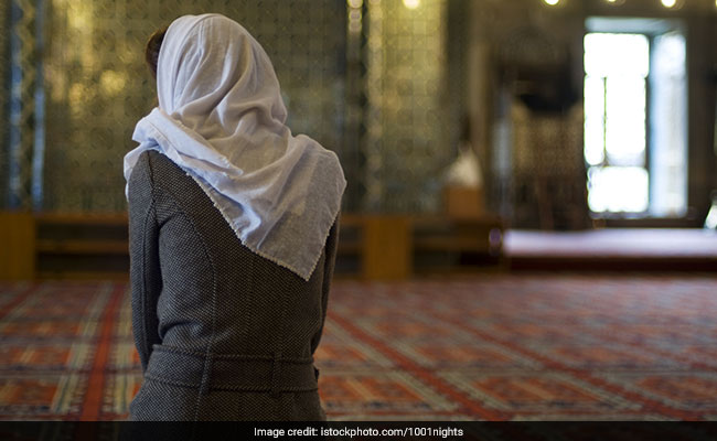 इस देश के स्कूलों में BAN हुआ सिर ढकने वाला 'पटका', बताया - लड़कियों को दमन से मुक्त करने के लिए जरूरी कदम