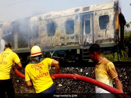 दिल्ली-भुवनेश्वर राजधानी एक्सप्रेस में लगी आग, सभी यात्री सुरक्षित दिल्ली-भुवनेश्वर राजधानी एक्सप्रेस में लगी आग, सभी यात्री सुरक्षित