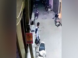 यह है स्पाइडर मैन चोर, सीसीटीवी में कैद हुए करतब और करतूत यह है स्पाइडर मैन चोर, सीसीटीवी में कैद हुए करतब और करतूत