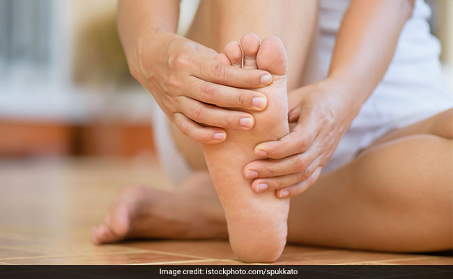 How To Control Uric Acid: पैर के तलवों में जलन हाई यूरिक एसिड का है लक्षण, जानें कंट्रोल करने के लिए क्या खाएं और क्या नहीं!