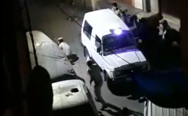 दिल्ली : पुलिस की टीम पर पथराव, पिस्तौल लहराकर डराना पड़ा