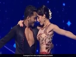 नोरा फतेही ने 'अप्सरा आली' पर किया शानदार डांस, बार-बार देखा जा रहा Video नोरा फतेही ने 'अप्सरा आली' पर किया शानदार डांस, बार-बार देखा जा रहा Video