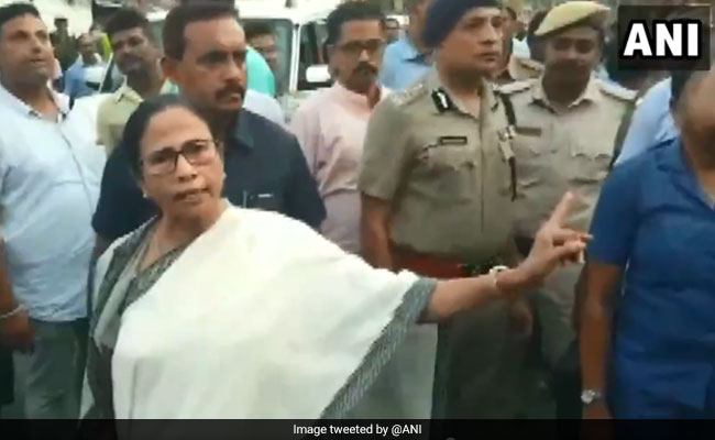Varanasi Priest Sends <i>Ramcharitmanas</i> To Mamata Banerjee To "Purify Her Mind"