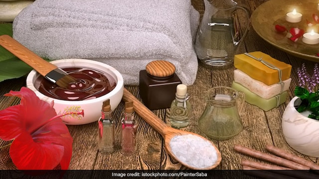 Hibiscus face pack can help in tighten your skin to make it look younger