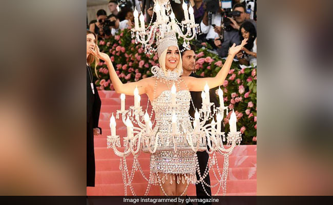 Met Gala में इस सिंगर ने पहनी ऐसी ड्रेस, रितेश देशमुख बोले- बदन पे सितारे लपेटे हुए...