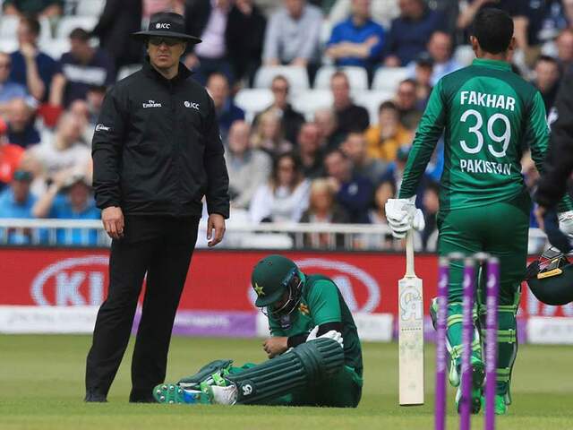 Pakistans Imam-ul-Haq Escapes Serious Injury After Painful Blow Pakistans Imam-ul-Haq Escapes Serious Injury After Painful Blow