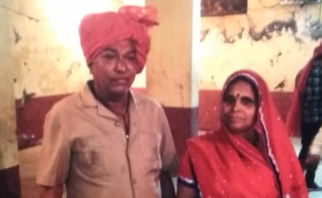 BJP ने कहा- हमें वोट देने पर कांग्रेस नेता ने मारी गोली, तो कांग्रेस ने आरोपी की तस्वीर जारी कर कहा- देखिए अपराधी किसके साथ घूम रहा है