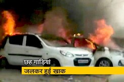 पार्किंग में लगी आग से मची अफरा-तफरी पार्किंग में लगी आग से मची अफरा-तफरी